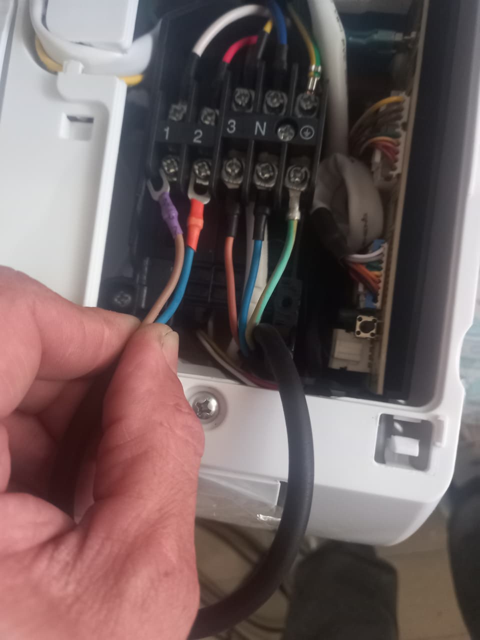 Haciendo la conexion electrica entre unidad interior y unidad exterior