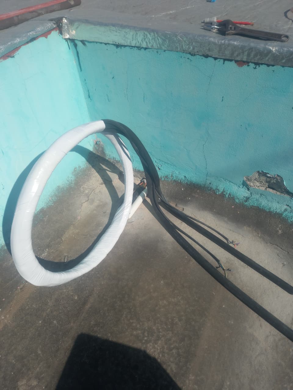 Vendando las cañerias para unir split y la unidad exterior