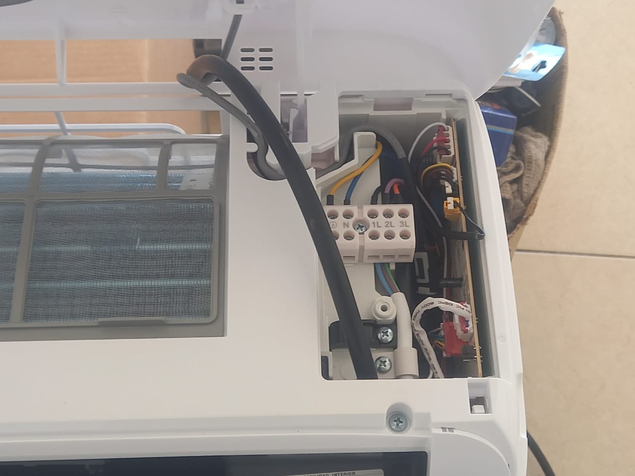 Haciendo la conexion electrica entre unidad interior y unidad exterior