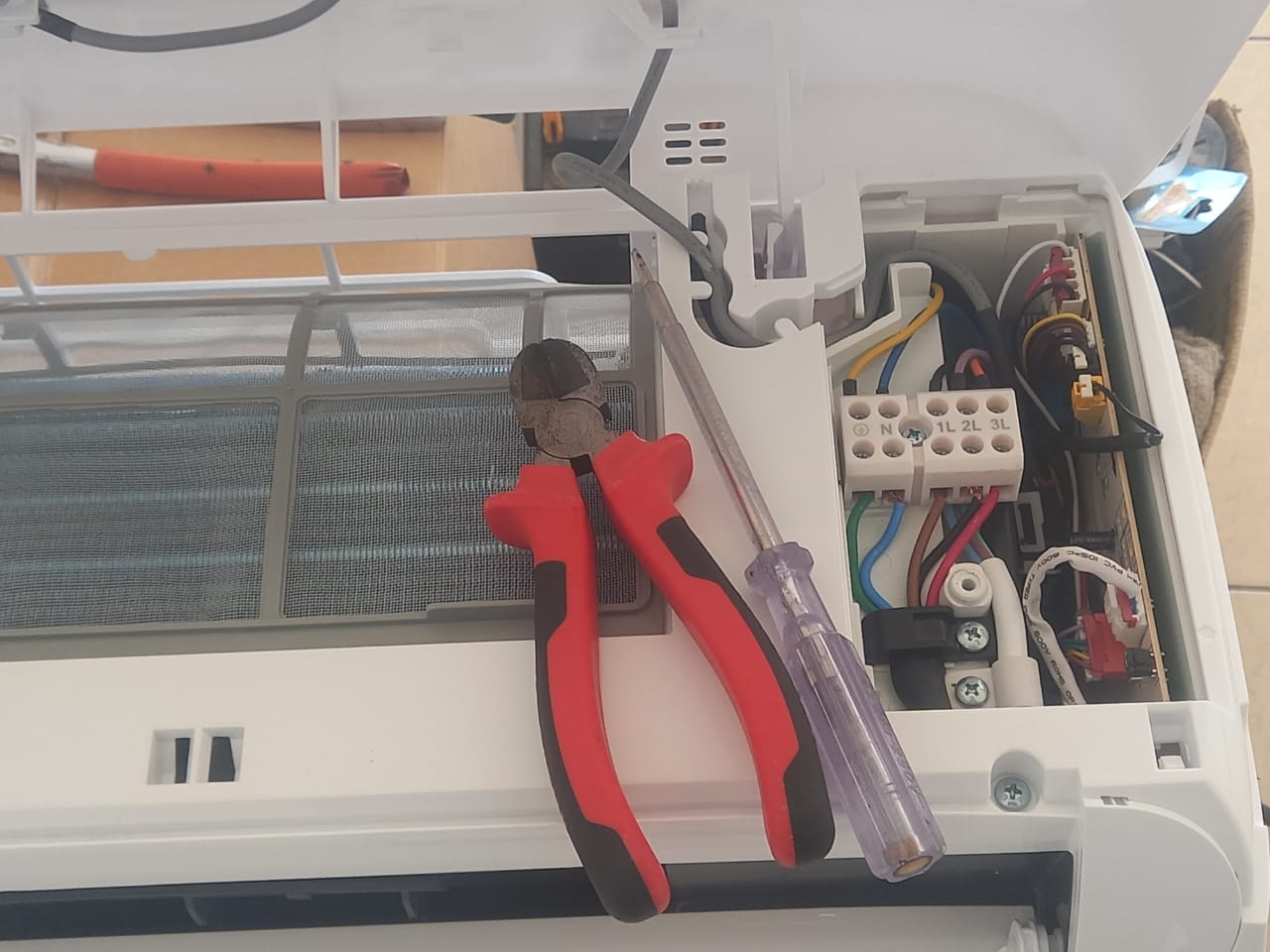 Haciendo la conexion electrica entre unidad interior y unidad exterior