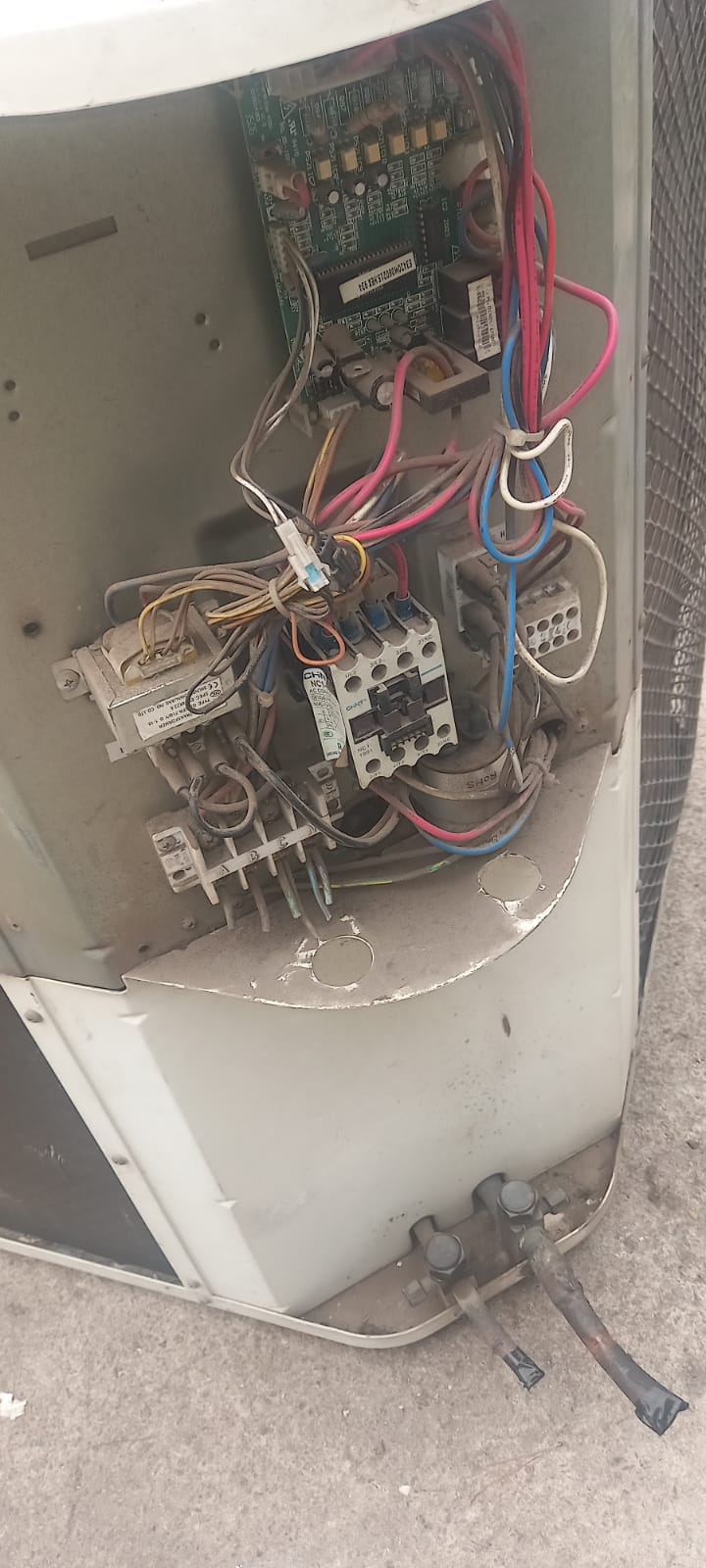 Limpieza y mantenimiento de aire acondicionado piso